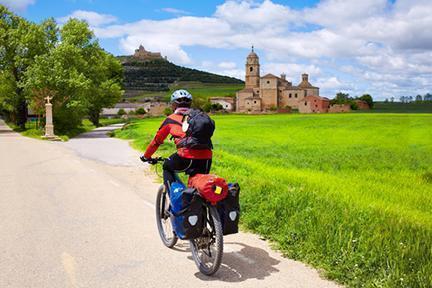 Peregrino en bicicleta por el Camino de Santiago