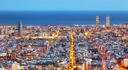 Vista nocturna de Barcelona con el mar Mediterráneo al fondo