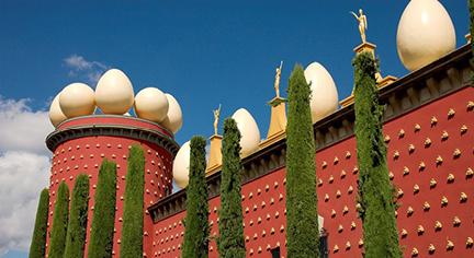 Característica fachada del Museu de Salvador Dalí