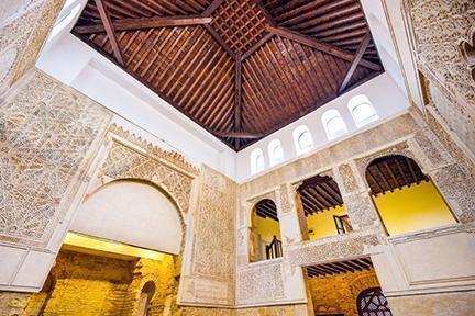 Interior de la Sinagoga de Córdoba ricamente decorada