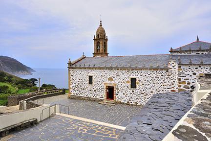 Iglesia de San Andrés de Teixido en la costa da norte