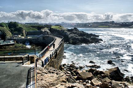 Paseo sobre las rocas de la costa coruñesa