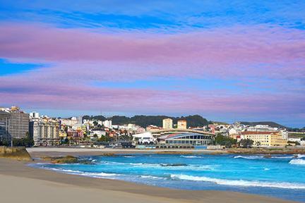 Coruñesa playa de Riazor con el estadio de futbol al fondo