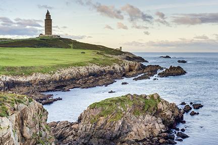 Torre de Hércules sobre los acantilados costeros