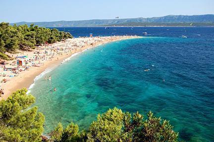 Turística playa en la isla de Brac, destacando sus límpias aguas