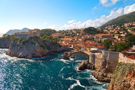 Vista de la ciudad de Dubrovnik con sus antiguas murallas en primer plano