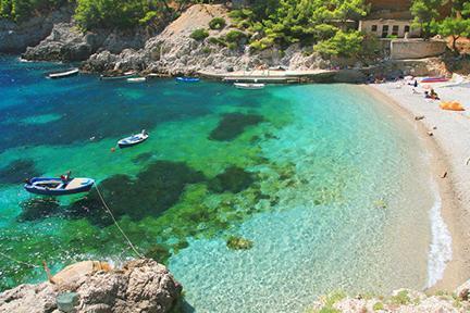 Hermosa playa de aguas cristalinas en la isla de Mljet