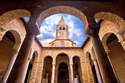 Interiores de la basílica de San Eufrasio en la localidad de Porec