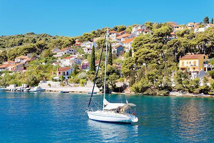 Yate atracado en el puerto de Splitska, en la isla de Brac