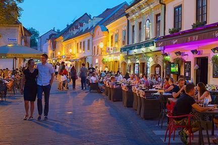 Animado paisaje nocturno lleno de terrazas donde cenar o tomar algo en Croacia