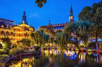 Parque de atracciones de Tívoli iluminado durante la noche