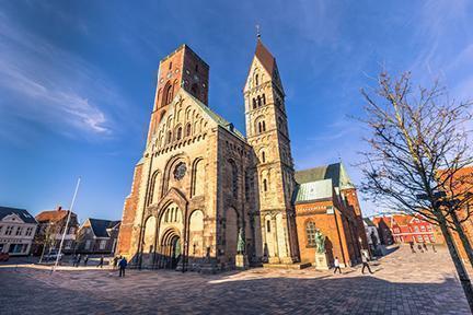 Entre todas las edificaciones de Ribe destaca su Catedral