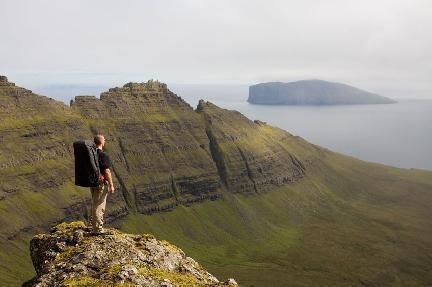 Senderista en lo alto de los acantilados de las Islas Feroe