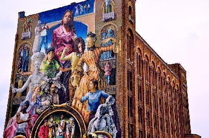 Colorido mural multiracial en antigua fachada de Filadelfia.