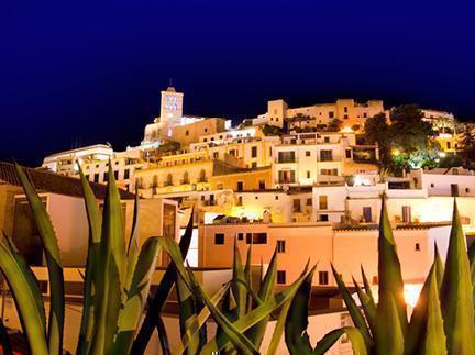 Vista nocturna de Eivissa