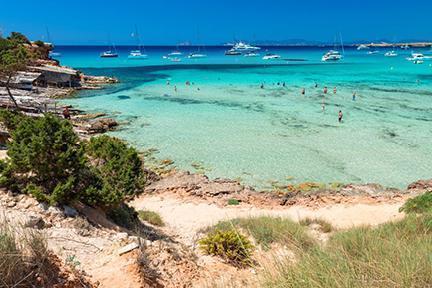 Preciosa cala con aguas cristalianas en Formentera