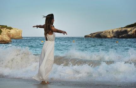 Chica con ropa adlib junto al mar en Ibiza