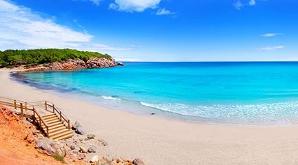 Vista de una hermosa playa de Ibiza