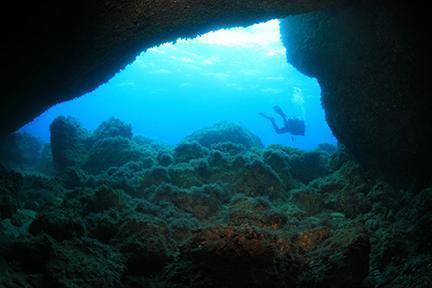Cueva subacuática en el mediterráneo