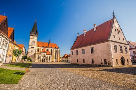 Centro histórico de Bardejov, destacando su ayuntamiento y la iglesia de San Egidio