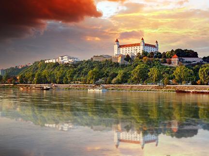 Panorámica del castillo de Bratislava reflejado sobre el río