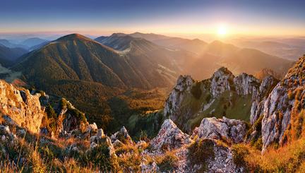 Precioso amanecer sobre el valle del Váh en el Pequeño Fatra