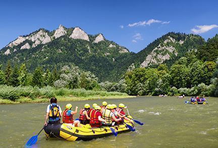 Balsa hinchable descendiendo el río Dunajec en Eslovaquia