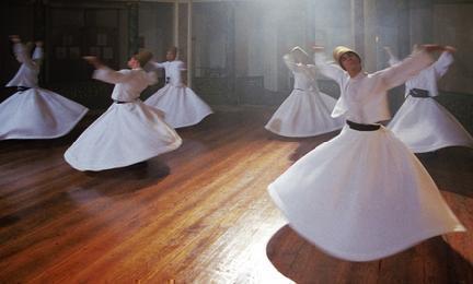 Derviches danzando en uno de sus espectáculos en Estambul