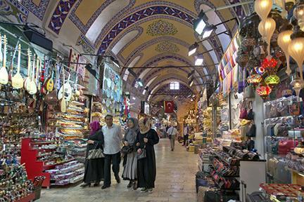 Puestos llenos de mercancías en el Gran Bazar de Estambul