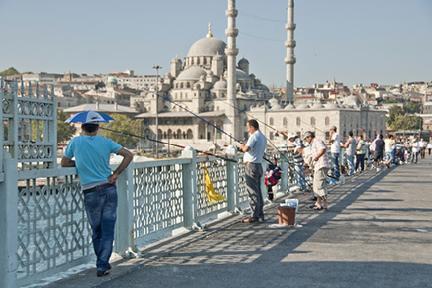 Pescadores en el puente Gálata en Estambul