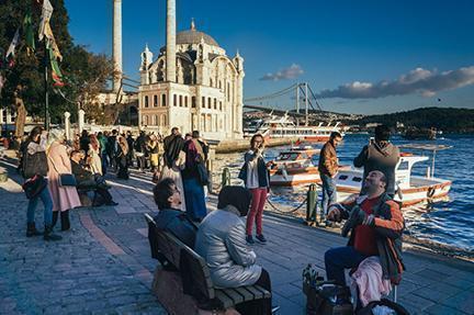 Ambiente en la orilla del Bósforo en Ortaköy