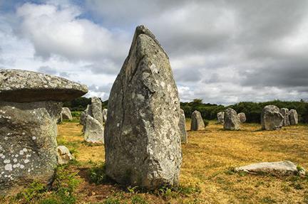 Nuestra de la amplia representación megalítica de Carnac en Francia