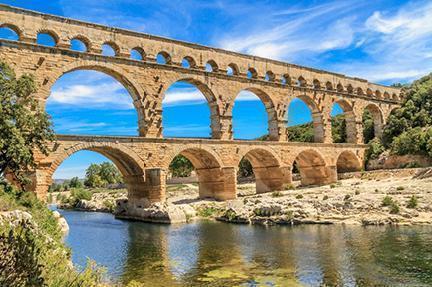 Acueducto romano cercano a la ciudad de Nimes en Francia