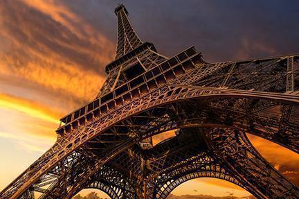 Precioso amanecer junto a la torre Eiffel en París