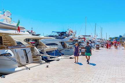 Yates atracados en el puerto de Cannes, muestra del glamur de la ciudad