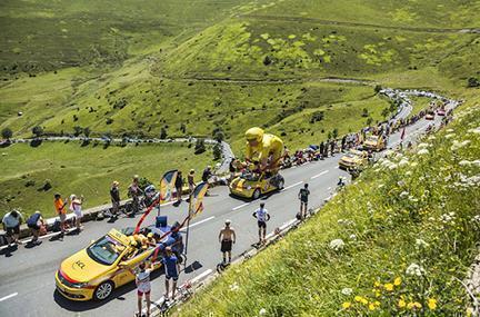 Caravana publicitaria del Tour de Francia, un expectáculo paralelo al deportivo