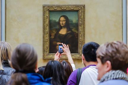 Turistas disfrutando de la Gioconda en el muso del Louvre de París