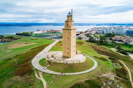 Torre de Hércules con la ciudad de A Coruña al fondo