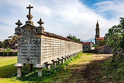 Típico horreo de piedra de las zonas rurales de Galicia