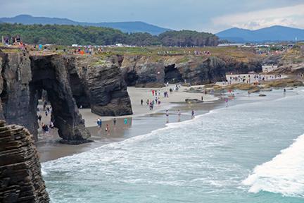 Turística playa de las Catedrales en la provincia de Lugo