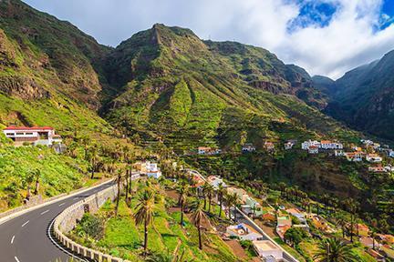 Carretera de montaña en el Valle Gran Rey en la isla de La Gomera