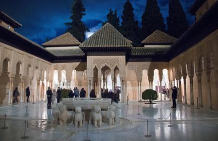 Fuente de los Leones durante una visita nocturna a la Alhambra