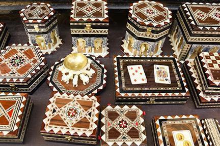 Cajas decoradas con motivos geométricos y detalles de la Alhambra