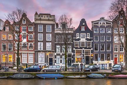 Casas tradicionales junto a los canales de Ámsterdam