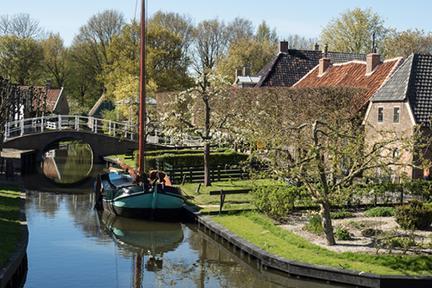 Casas y canal en la localidad de Enkhuizen