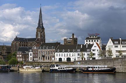 Vista de Maastricht con el río Mosa en primer plano