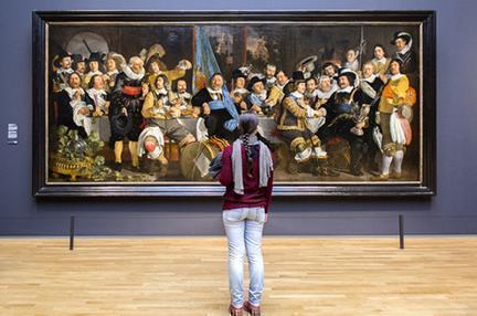 Visitante en el Rijksmuseum disfrutando de las obras expuestas