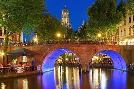 Canal en Utrecht con la torre Domtoren sobresaliendo al fondo