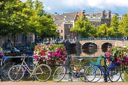 Bicicletas junto a los canales, una imagen típicamente holandesa