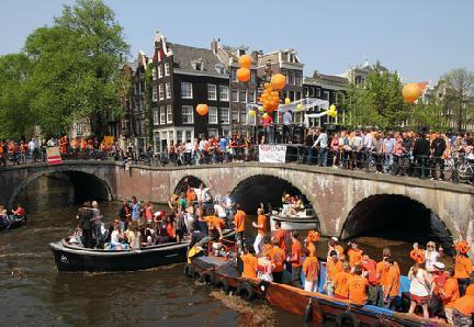 Celebración del Día de la Reina en los canales de Ámsterdam